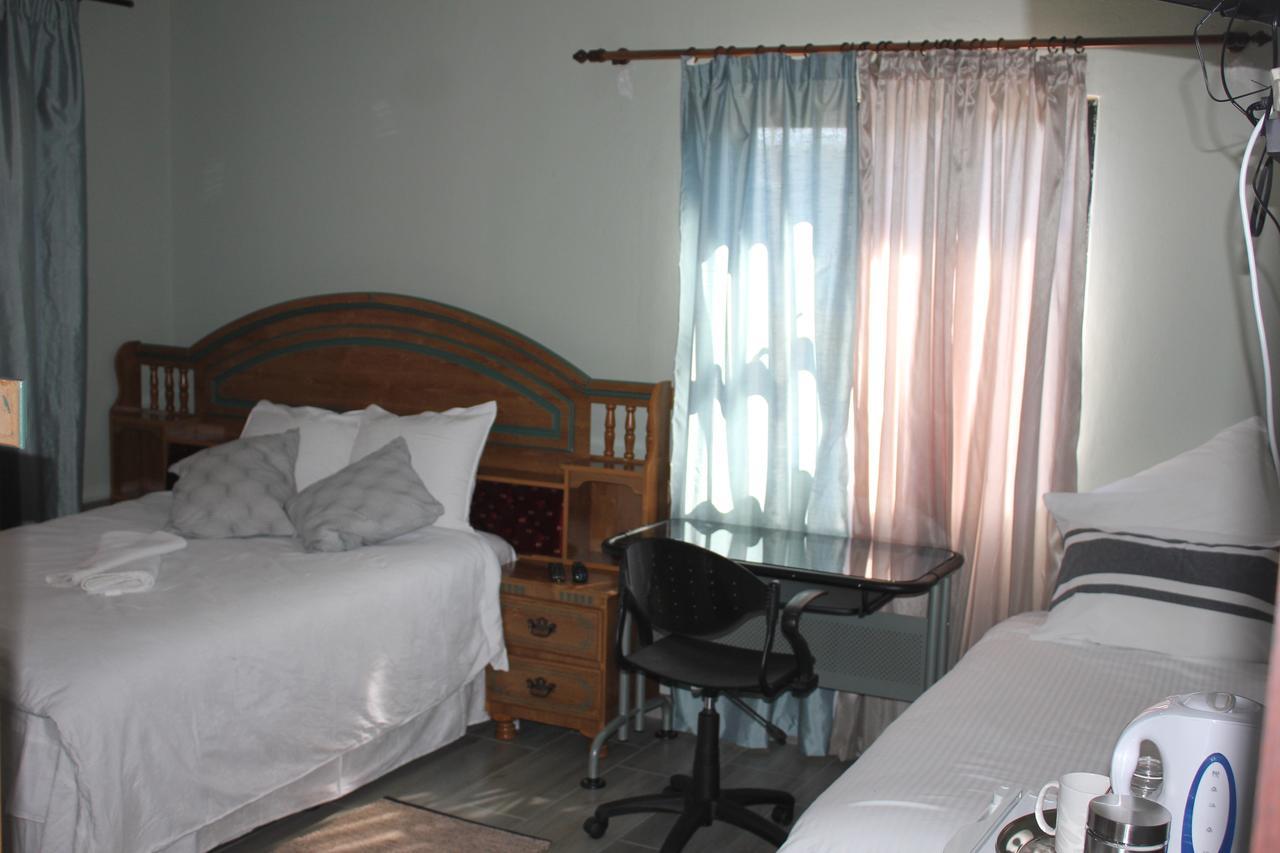 Coco Palm Bed&Breakfast 빈트후크 외부 사진